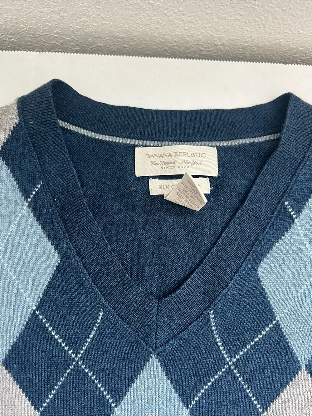 Banana Republic Men's L Navy Blue Argyle V-Neck Sweater Silk Cashmere Gray